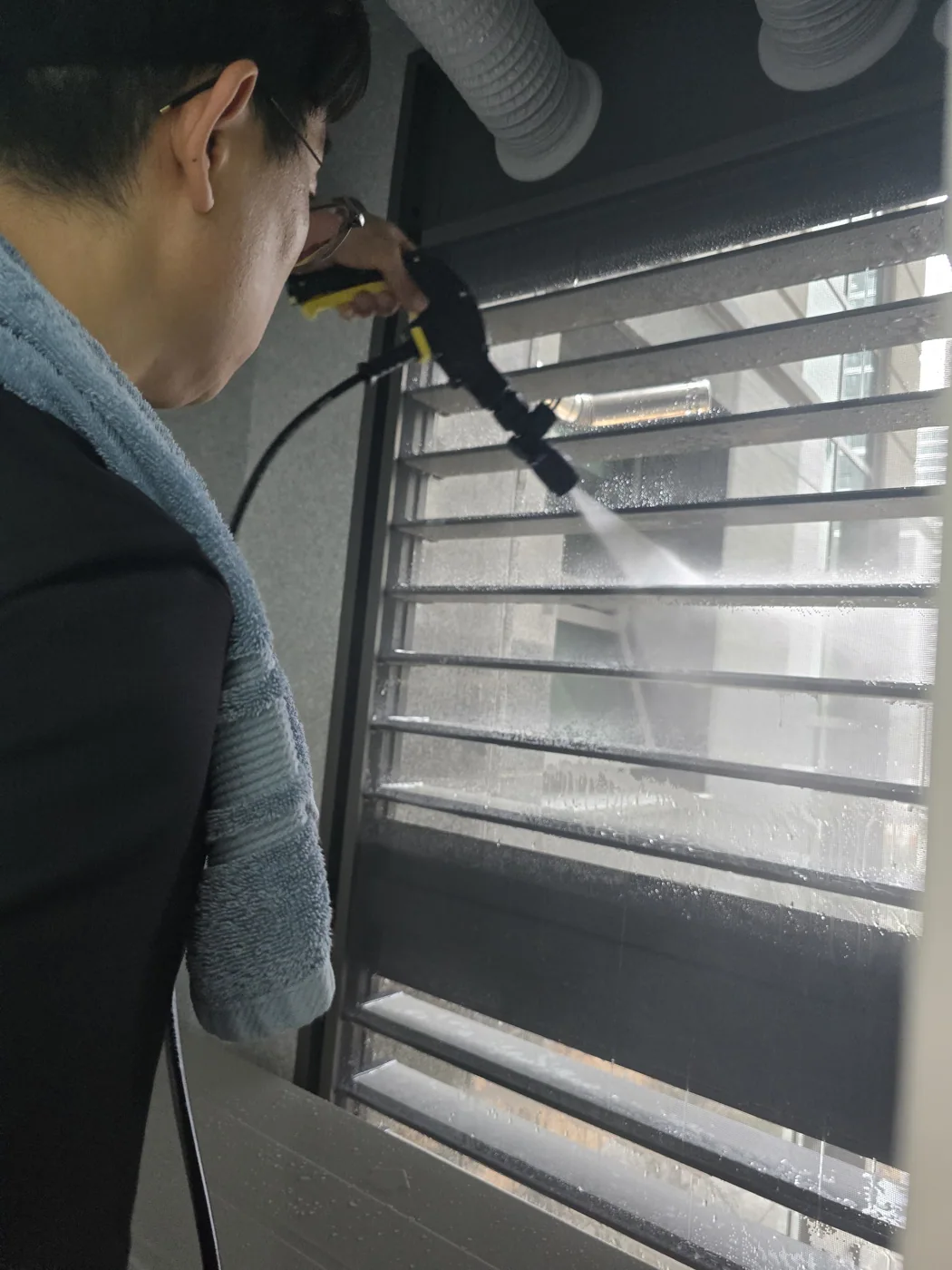 실제 창호 청소 작업